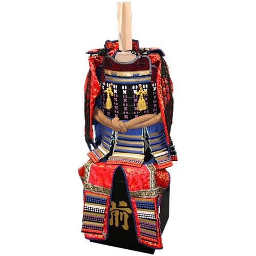 Montage de l'armure de samouraï rouge : pose de la cuirasse