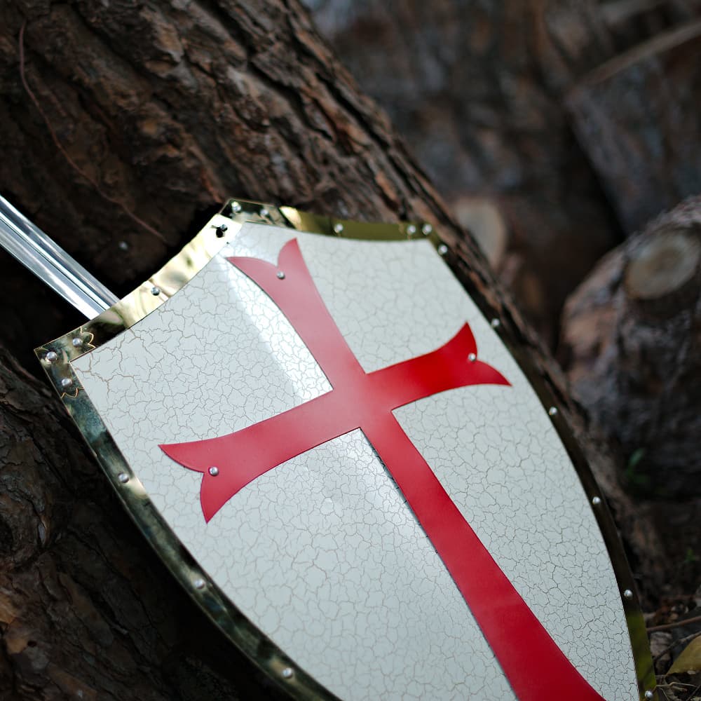 Bouclier templier de décoration avec la croix pattée rouge caractéristique des chevaliers du Temple