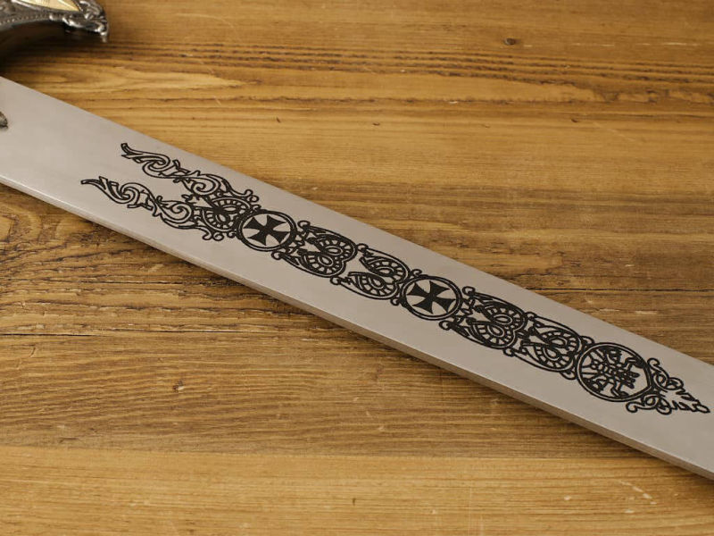 Détail de la décoration de la lame de l'épée templière de décoration « Chevalier du Christ »