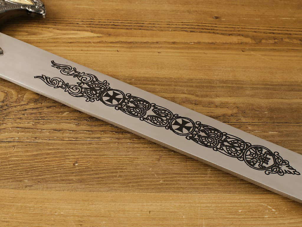 Détail de la décoration de la lame de l'épée templière de décoration « Chevalier du Christ »