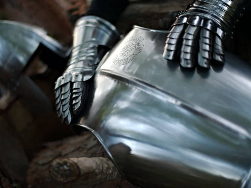 Plastron avec le sceau templier en relief, mis en scène avec une paire de gantelets et un casque médiéval Plastron avec le sceau templier en relief, mis en scène avec une paire de gantelets et un casque médiéval