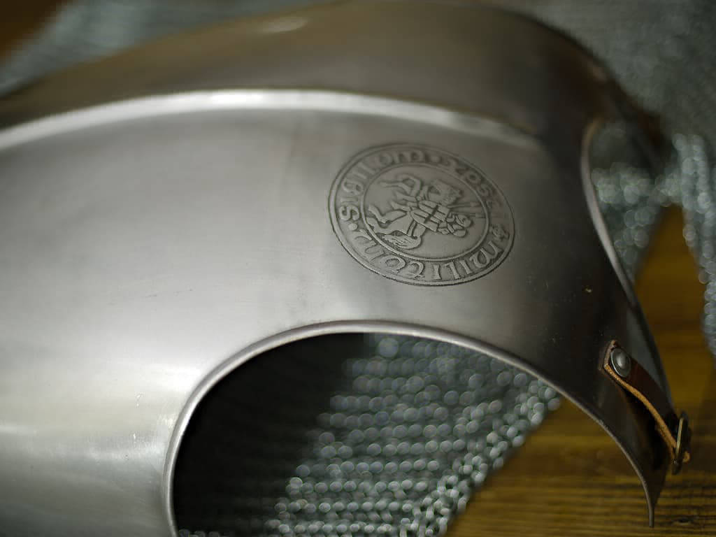 Plastron templier sur une table médiévale et une cotte de maille de chevalier Plastron templier sur une table médiévale et une cotte de maille de chevalier