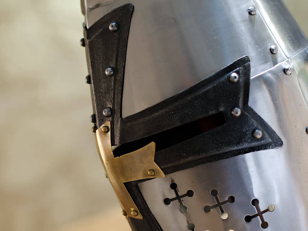 Heaume templier en acier, croix noire et laiton (détail des croix templières) Heaume templier en acier, croix noire et laiton (détail des croix templières)