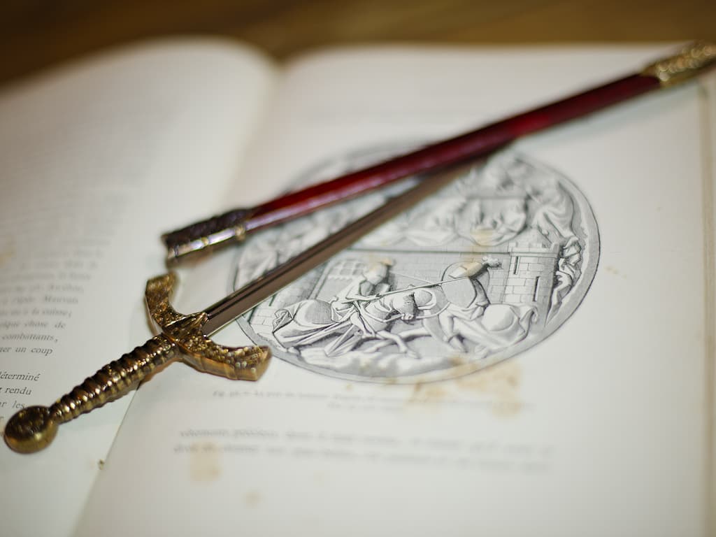 Coupe-papier / ouvre-lettre épée templière fourreau rouge