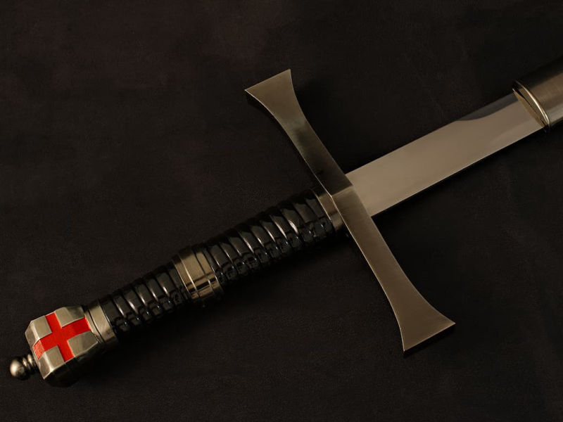 Épée templière de décoration posée sur un rocher avec un arrière-plan en mousse végétale Épée templière « Retour de Terre Sainte » #Terressens