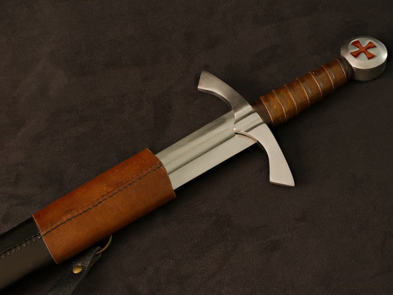 Épée templière de décoration posée sur un rocher avec un arrière-plan en mousse végétale Épée templière de combat #Terressens