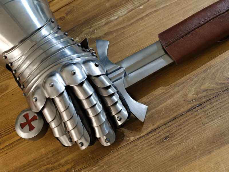Une main protégée d'un gantelet médiéval prend possession de l'épée templière de décoration Épée templière de combat #Terressens