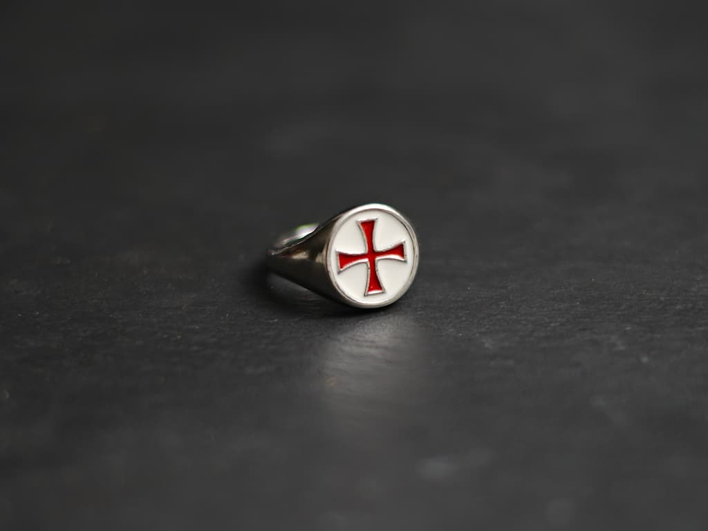 Bague croix templière rouge cerclée #Terressens
