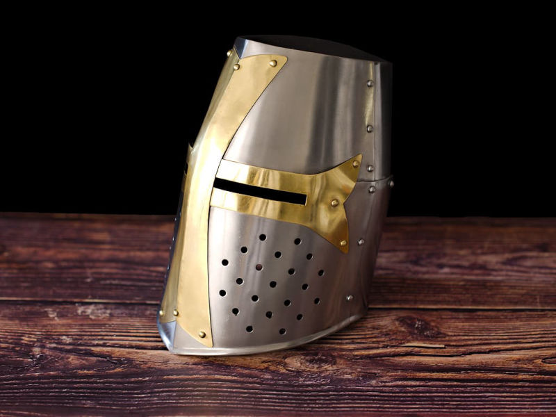 Heaume templier en acier avec croix pattée en laiton #Terressens Heaume templier en acier avec croix pattée en laiton #Terressens