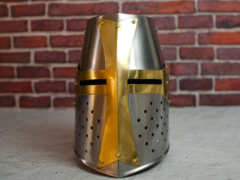 Heaume templier en acier avec croix pattée en laiton #Terressens Heaume templier en acier avec croix pattée en laiton #Terressens