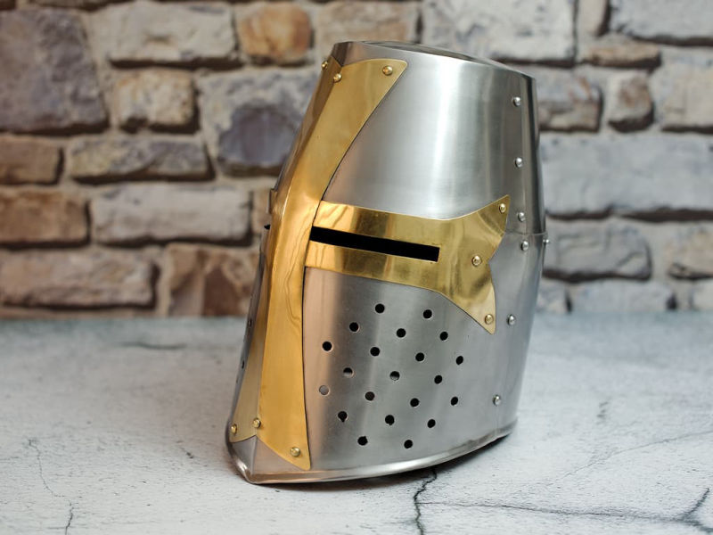 Heaume templier en acier avec croix pattée en laiton #Terressens Heaume templier en acier avec croix pattée en laiton #Terressens