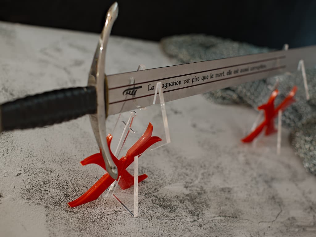 Support de présentation pour épée templière en plexiglas avec croix pattée rouge #Terressens