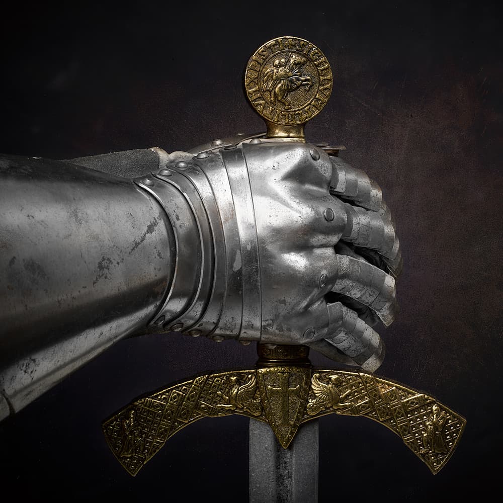 Collection d'épées de chevalier templier pour la décoration, les cérémonies et la pratique de l'escrime médiévale. Symbole majeur de la chevalerie médiévale, l'épée protège et défend avant de servir des fins militaires. Collection d'épées de chevalier templier pour la décoration, les cérémonies et la pratique de l'escrime médiévale. Symbole majeur de la chevalerie médiévale, l'épée protège et défend avant de servir des fins militaires.